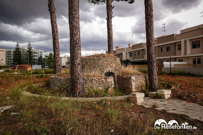Ein Stein Trullo am Supermarkt (2)