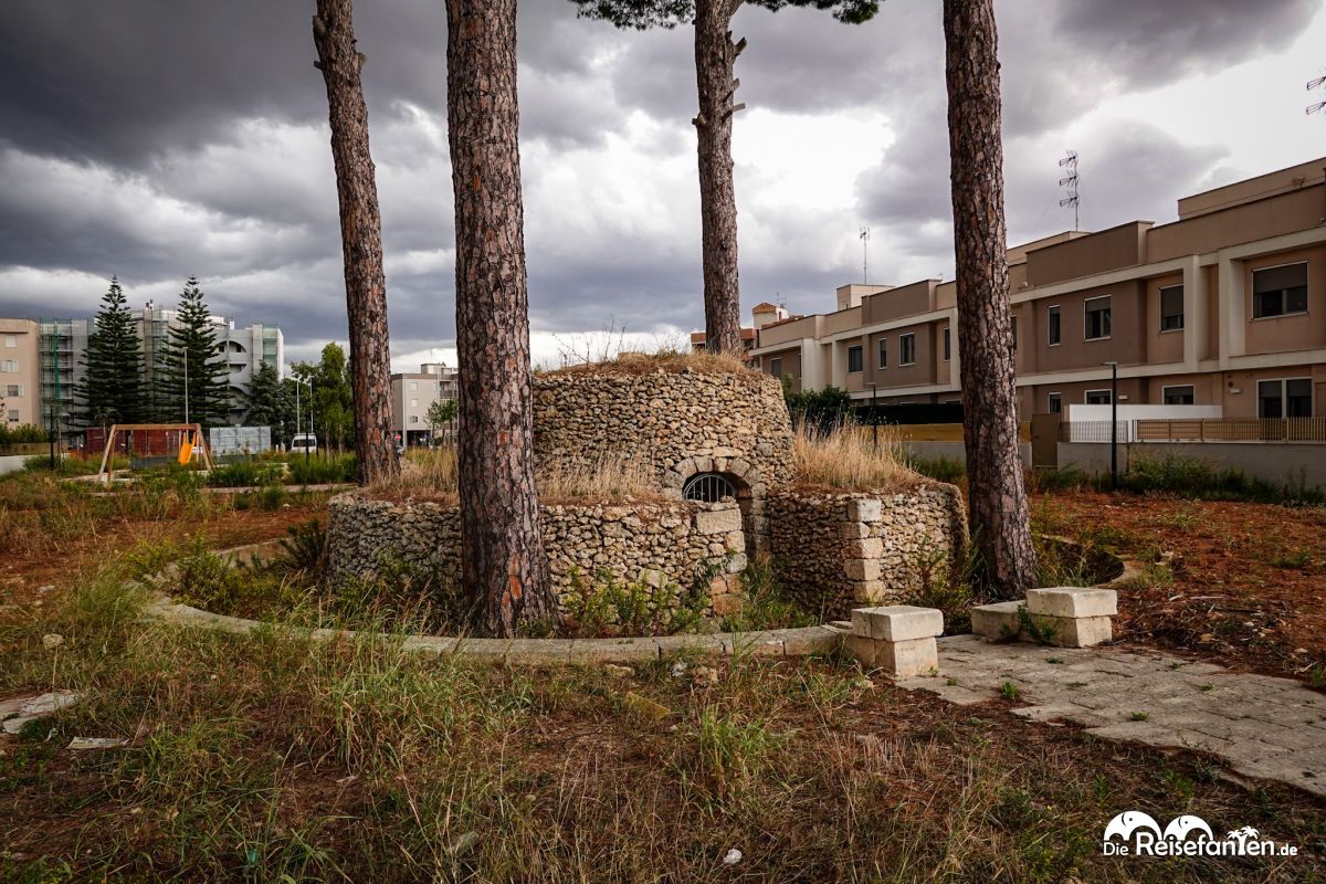 Ein Stein Trullo am Supermarkt (2)