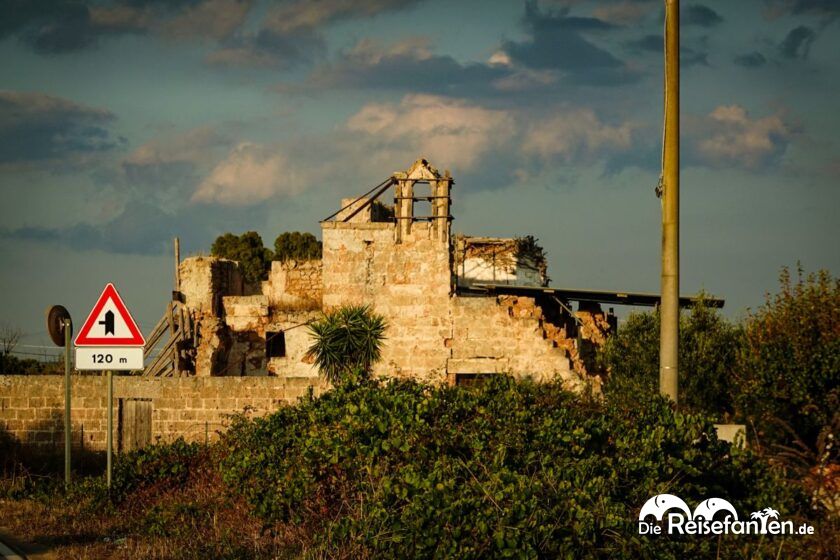 Verfall und Bauruinen in Apulien: Ein Blick hinter die Kulissen der Region