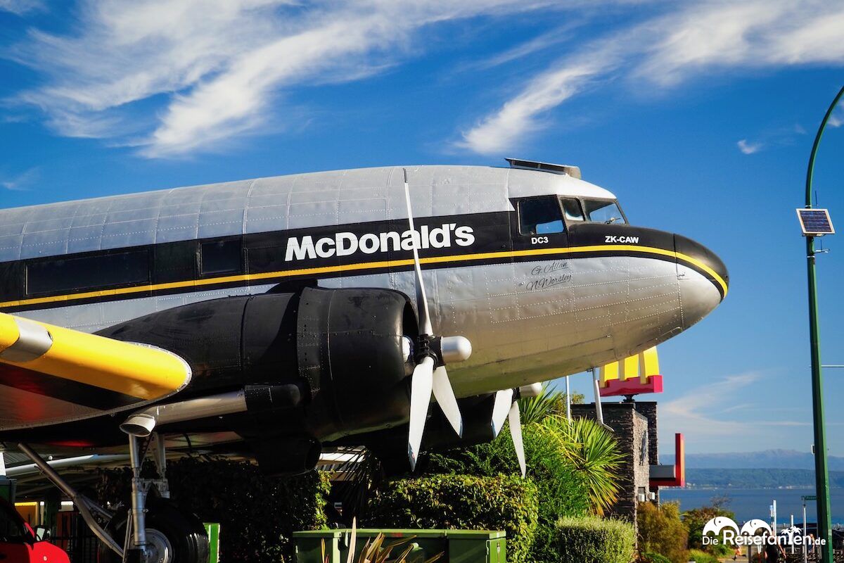 im coolsten mcdonalds der welt speisen in einer stillgelegten dc 3 maschine in taupo featured