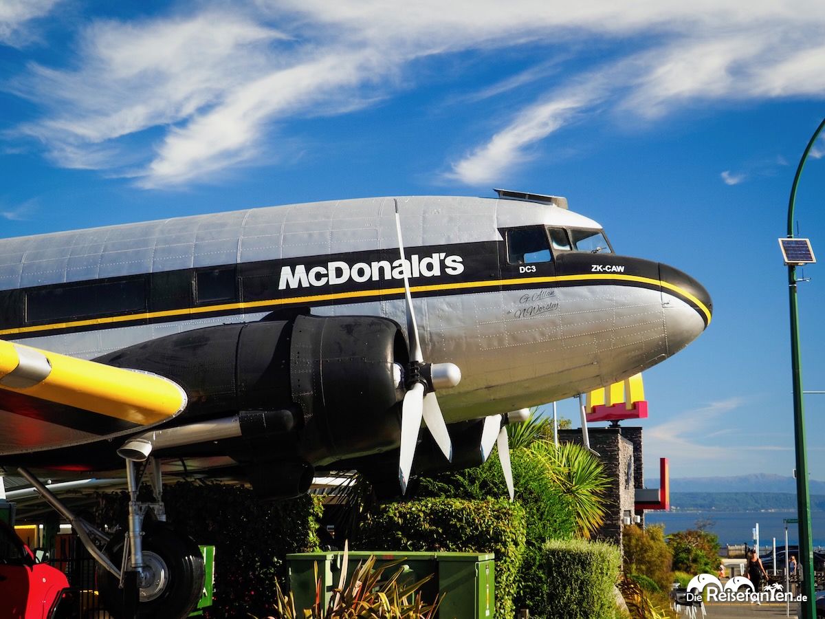 im coolsten mcdonalds der welt speisen in einer stillgelegten dc 3 maschine in taupo featured